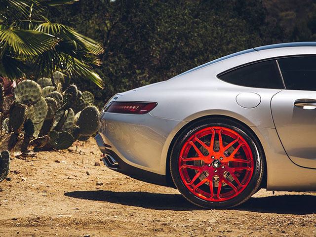 Красные диски - всё, что нужно, чтобы сделать Mercedes-AMG GT совершенным